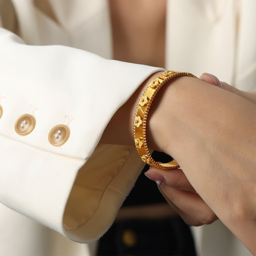 New retro high-end light luxury titanium steel gold-plated flower bracelet personalized niche design jewelry women