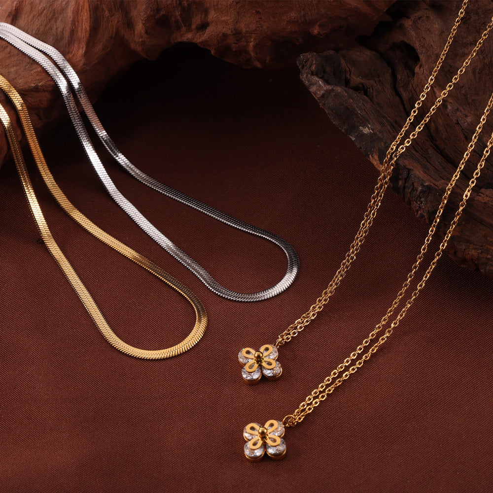 Fashion commuter simple personality versatile blade chain jewelry four-leaf clover inlaid zircon pendant titanium steel gold-plated necklace pp