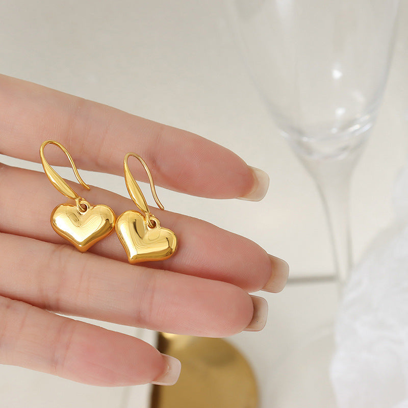 Exquisite non-fading simple three-dimensional love earrings niche design sweet and cool personality heart earrings women's gold-plated ear hooks