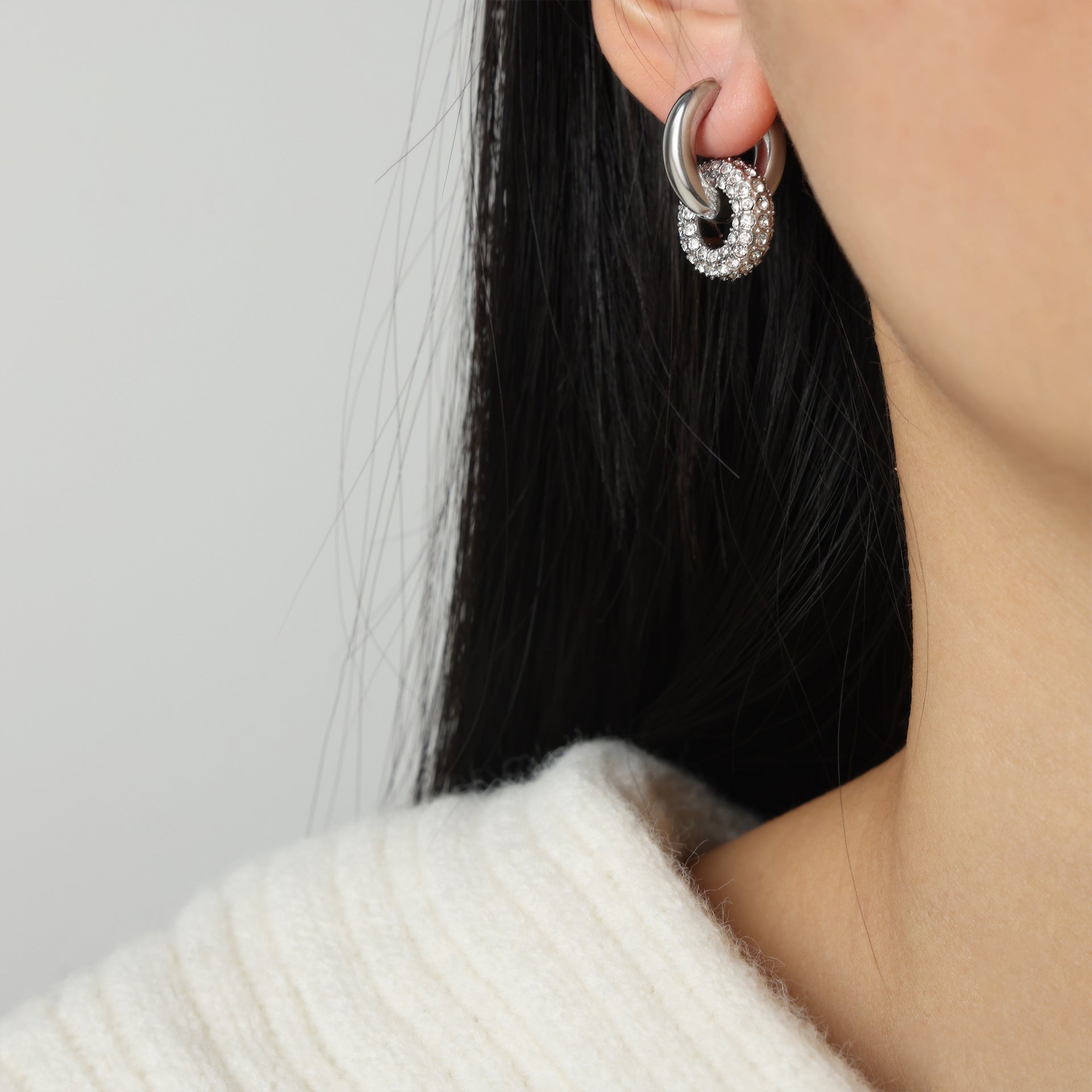 New high-end light luxury personalized fashion retro titanium steel gold-plated diamond round versatile earrings jewelry women 99