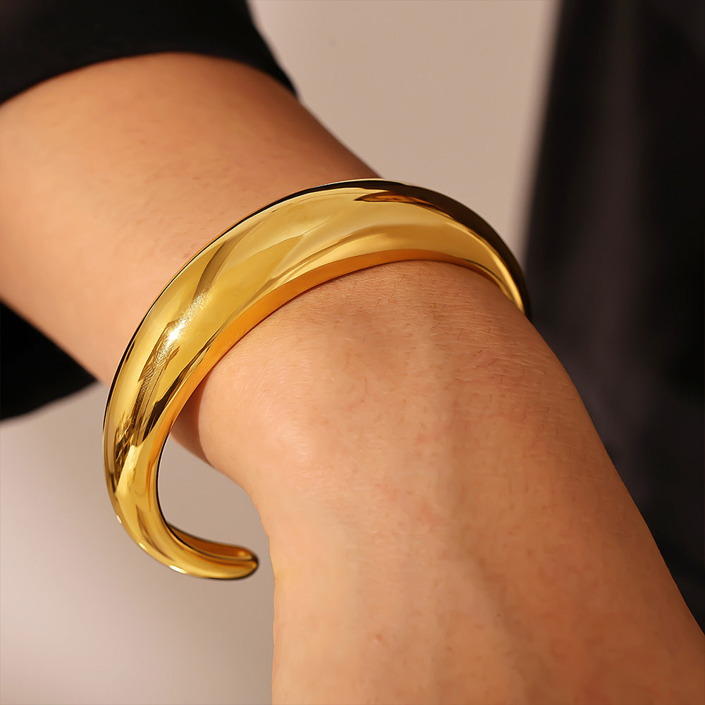 Hot-selling crescent-shaped C-shaped open casting smooth bracelet titanium steel plated 18K gold simple bracelet women