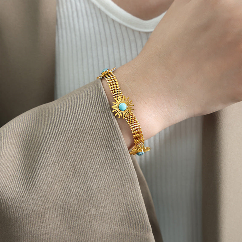 Retro light luxury high-end niche design titanium steel gold-plated flower bracelet fashion personalized jewelry female pp