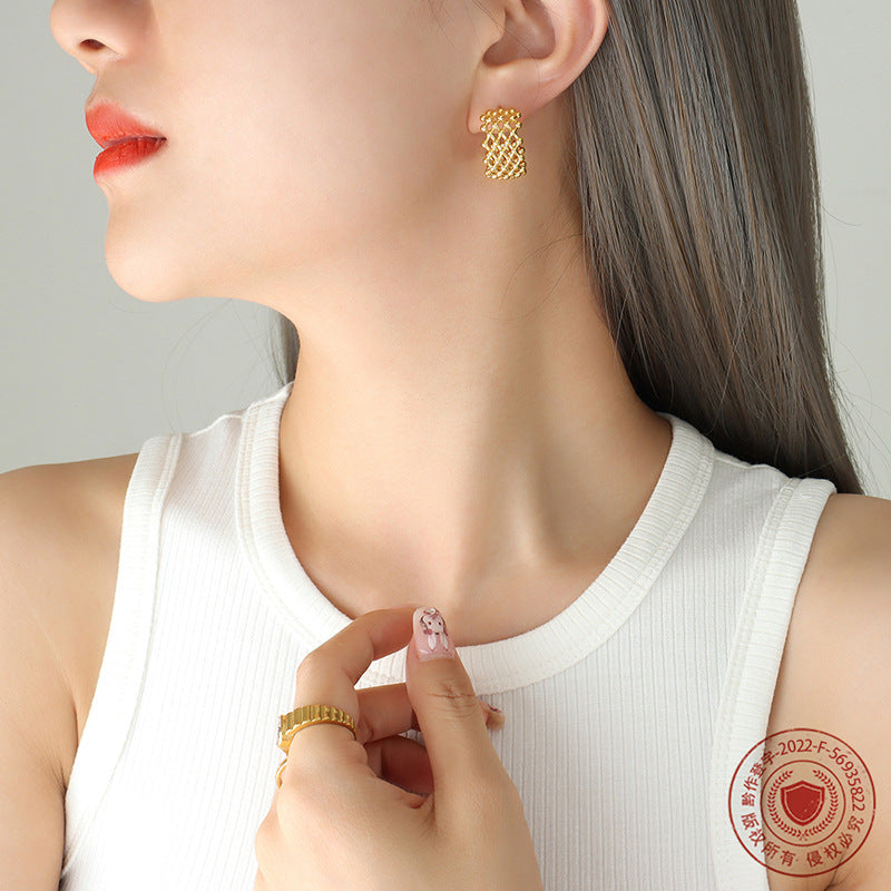 Titanium steel small gold beads splicing mesh C-shaped earrings niche design sense plated 18K gold stud earrings ear jewelry pp