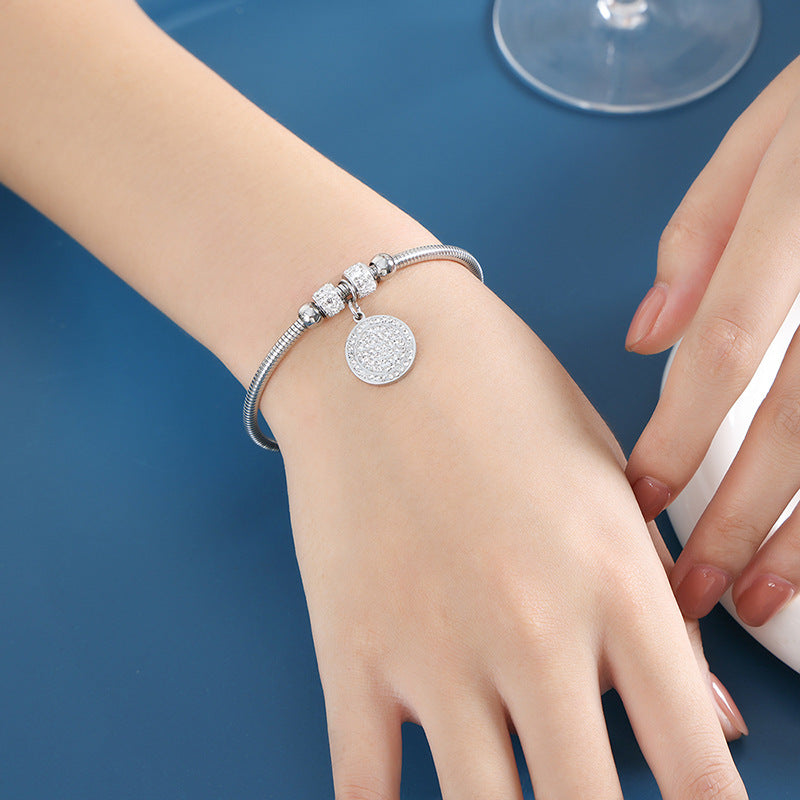 New versatile personality pendant, jewelry, magnetic attraction femininity, electroplating does not fade, titanium steel bracelet jewelry wholesale
