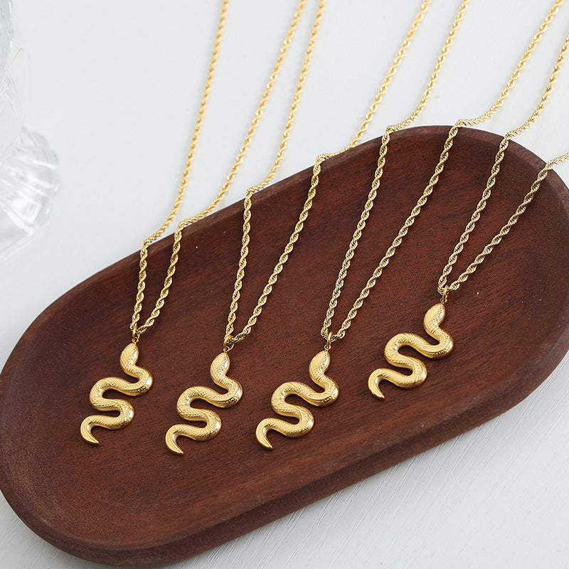 New retro high-end light luxury personalized animal snake titanium steel gold-plated pendant necklace women's jewelry wholesale