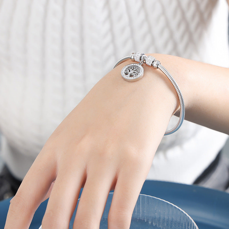 New versatile personality pendant, jewelry, magnetic attraction femininity, electroplating does not fade, titanium steel bracelet jewelry wholesale