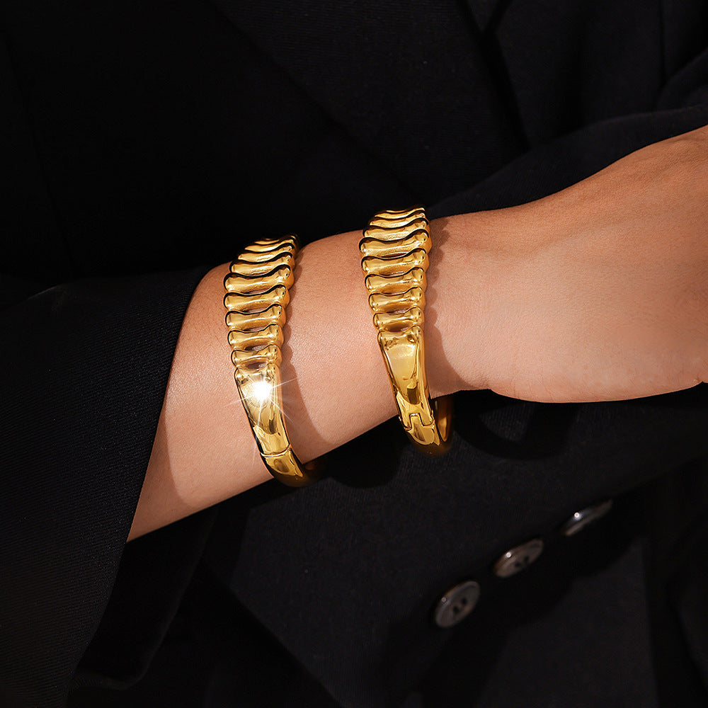 Cold wind fish bone pattern hollow bracelet, fashionable European and American stainless steel gold-plated non-fading bracelet spot wholesale