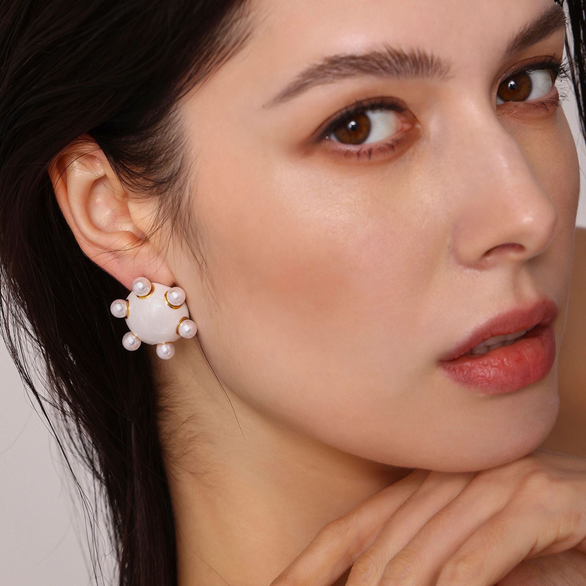 Cold niche light luxury earrings stainless steel plated 18k gold pearl earrings, versatile personality and temperament, spot