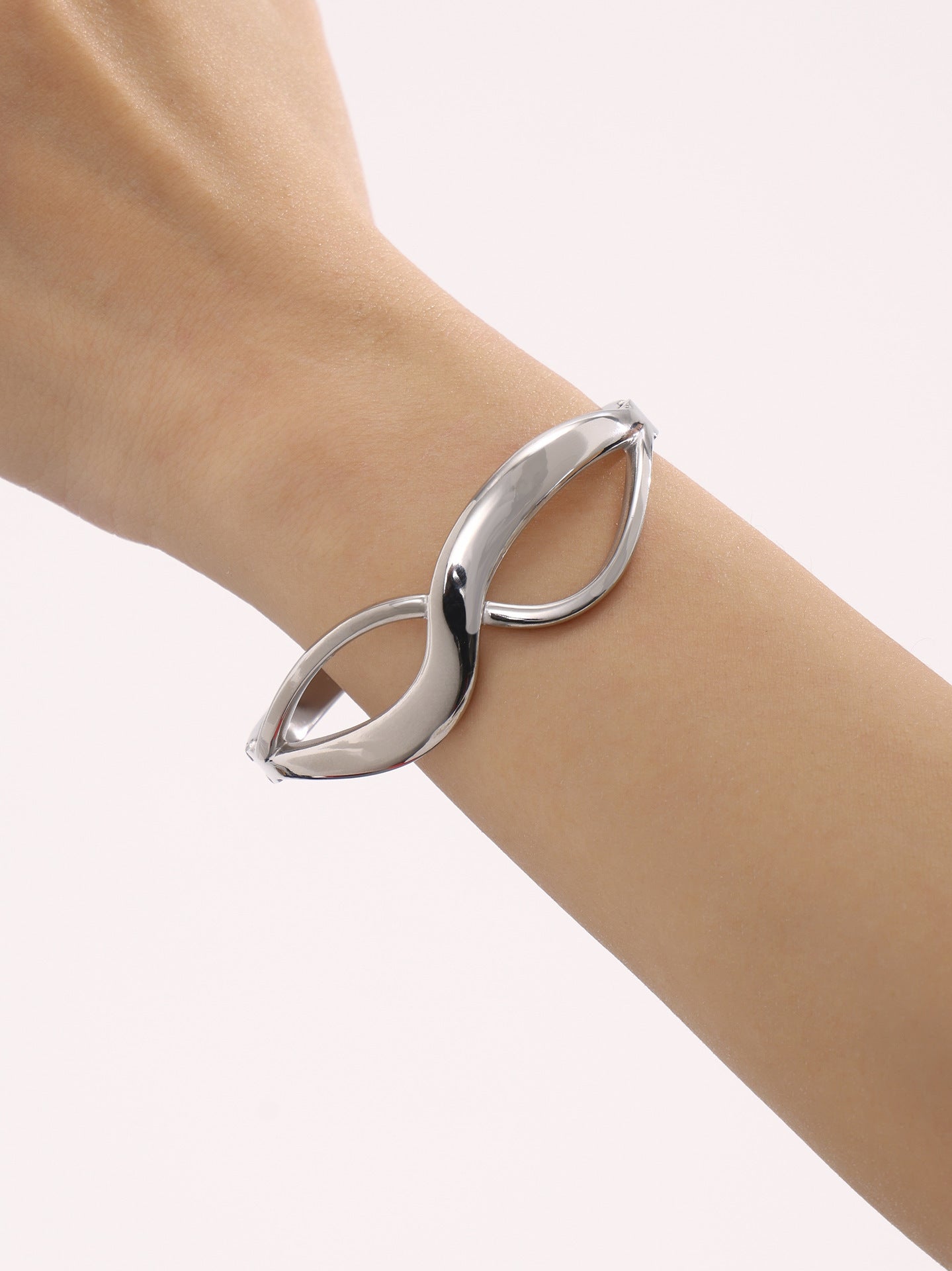 8-Character curve design high polished buckle bracelet PVD electroplating 18K real gold color retention hot-selling model