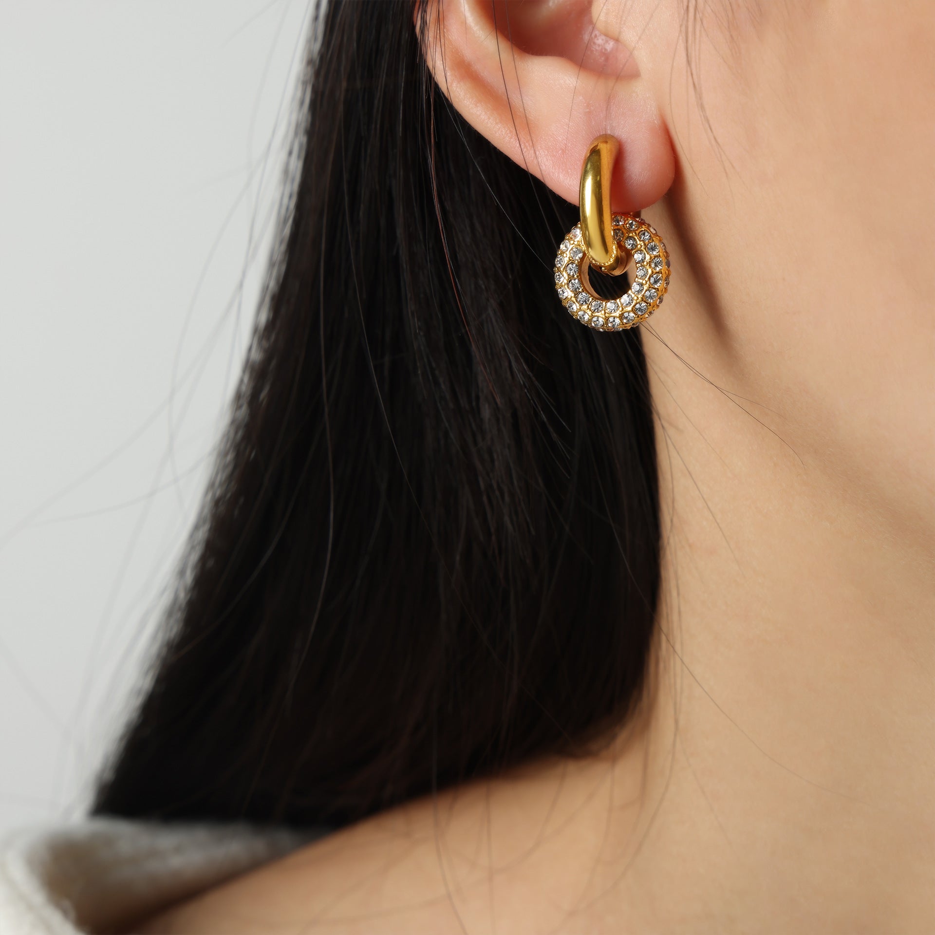 New high-end light luxury personalized fashion retro titanium steel gold-plated diamond round versatile earrings jewelry women 99