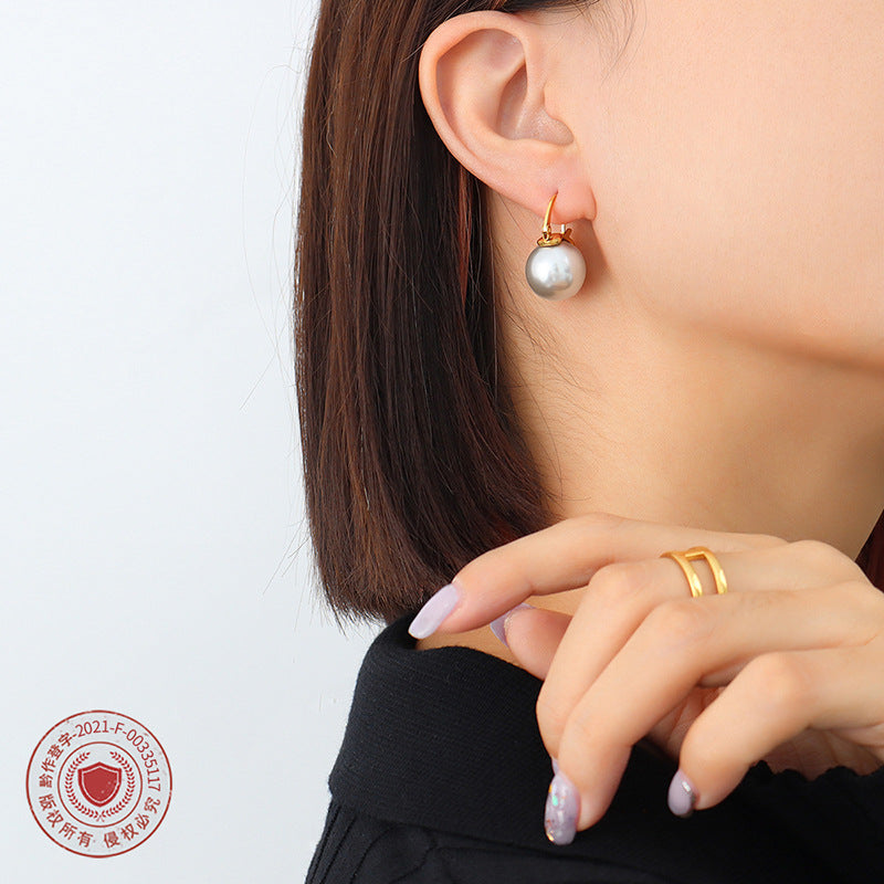 Cold wind light luxury exaggerated imitation pearl earrings women's titanium steel plated 18K real gold ear jewelry F36999