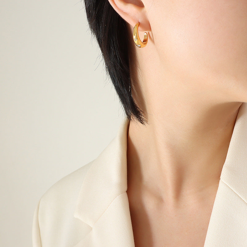 Personality celebrity with the same versatile temperament sense light luxury inlaid zircon earrings C-shaped titanium steel gold-plated stud earrings female pp