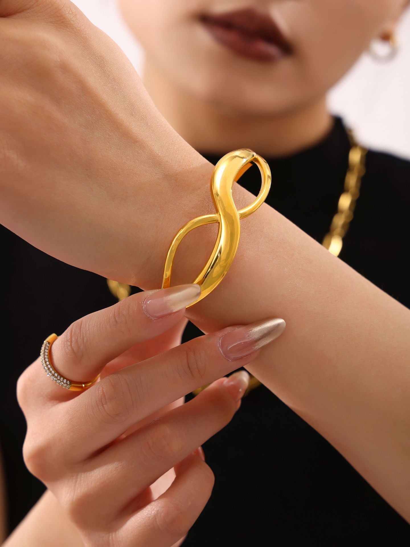 8-Character curve design high polished buckle bracelet PVD electroplating 18K real gold color retention hot-selling model