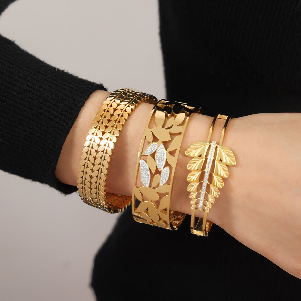 New fashion retro personalized design titanium steel gold-plated diamond-encrusted hollow niche light luxury pattern bracelet jewelry wholesale pp
